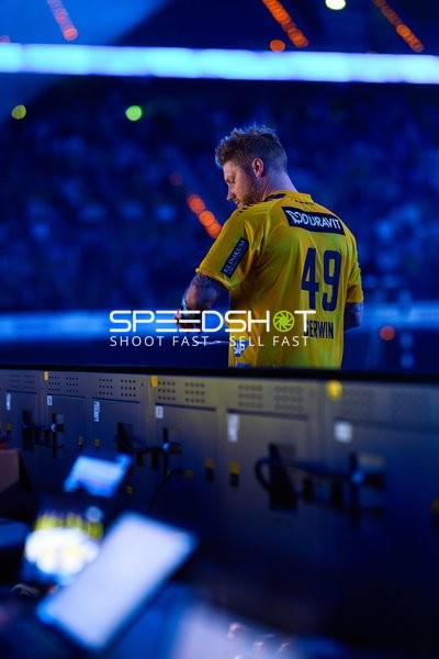 Spieler mit Nummer 49 wird in einer Pause oder außerhalb des Spielfelds abgelichtet.