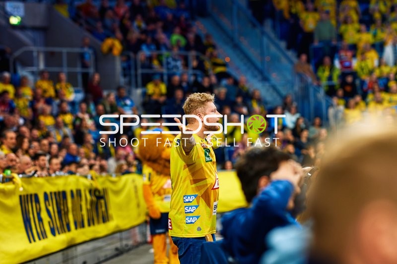 Ein Spieler der Rhein Neckar Löwen motiviert das Publikum von der Seitenlinie aus.