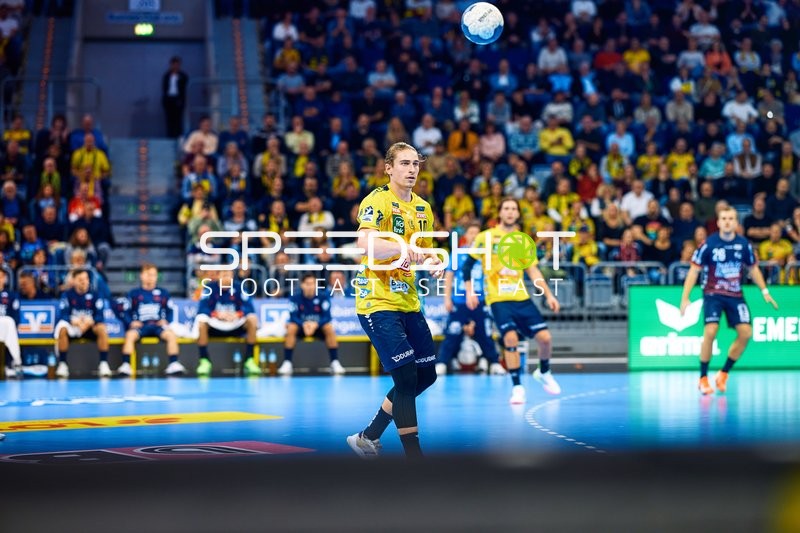 Ein Spieler von Rhein Neckar Löwen passt den Ball.