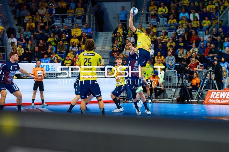 Ein Spieler von Rhein Neckar Löwen springt zum Wurf.