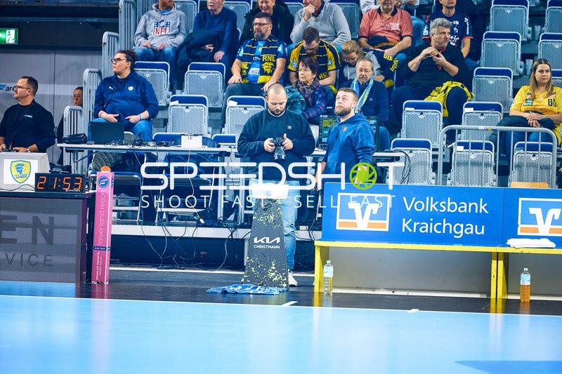 Vorbereitung eines Drohnenfluges auf dem Handballfeld