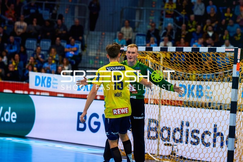 Torwart gratuliert Mitspieler