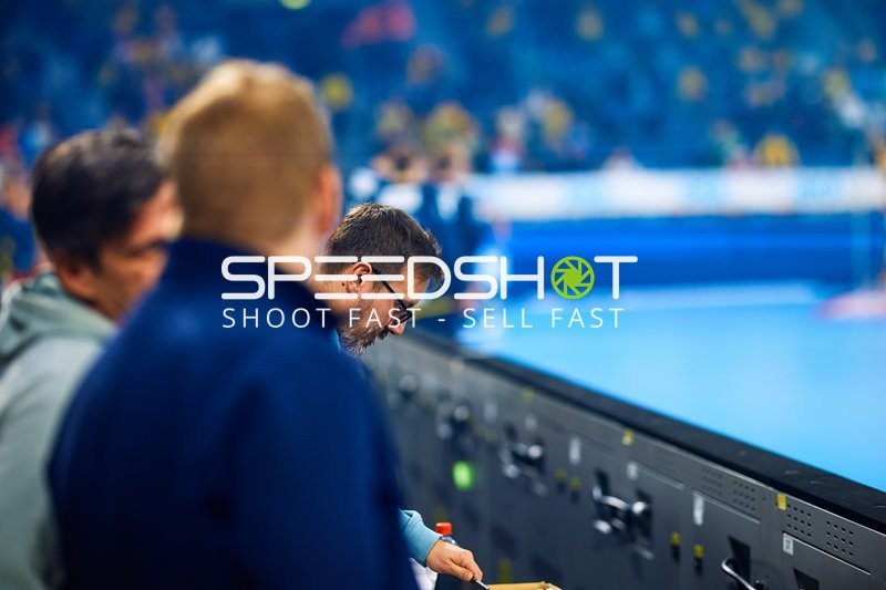 Fernsehcrew bereitet sich auf die Übertragung des Spiels vor.