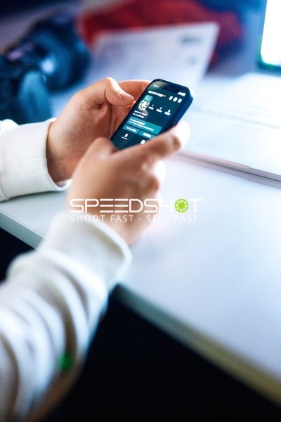 Eine Person hält ein Smartphone in der Hand.