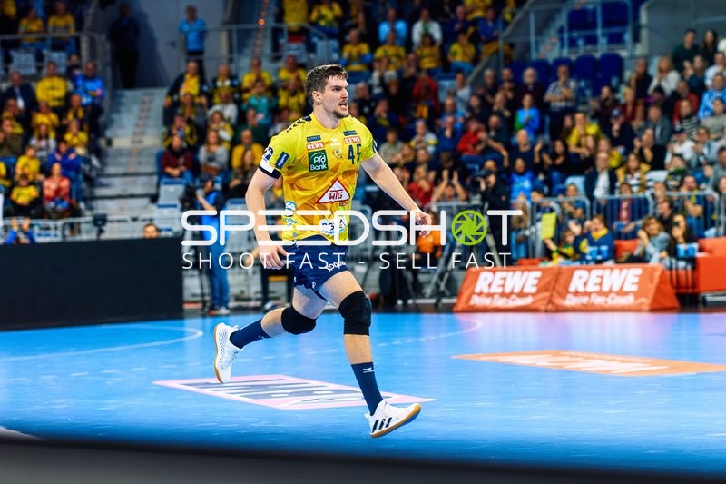 Halil Jaganjac von den Rhein Neckar Löwen sprintet nach vorne.
