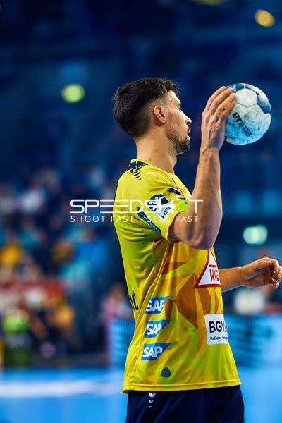 Ein Spieler von Rhein Neckar Löwen bereitet sich auf den Einwurf vor.