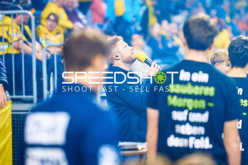 Zeremonie mit einem Sprecher auf dem Spielfeld