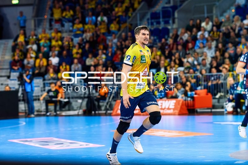 Ein Spieler der Rhein Neckar Löwen bewegt sich dynamisch über das Spielfeld.