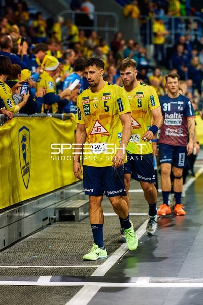 Spieler auf dem Spielfeld nach dem Spiel