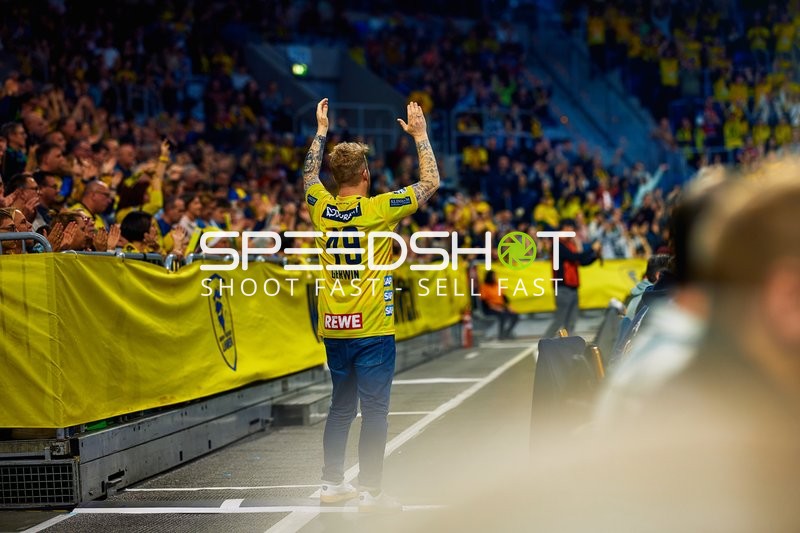 Ein Spieler der Rhein Neckar Löwen begrüßt die Fans.