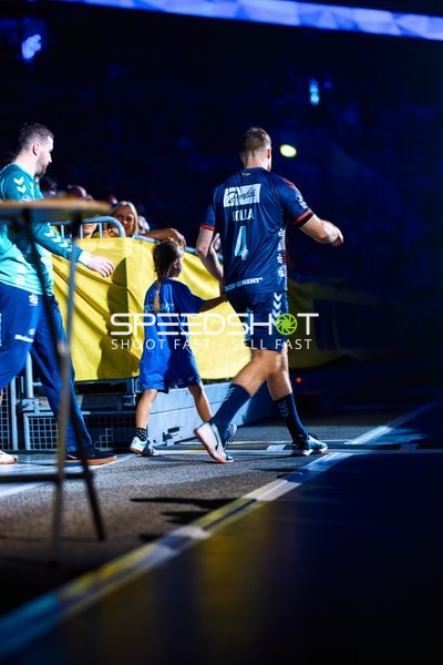 Einlauf eines Spielers mit einem Kind an der Hand.