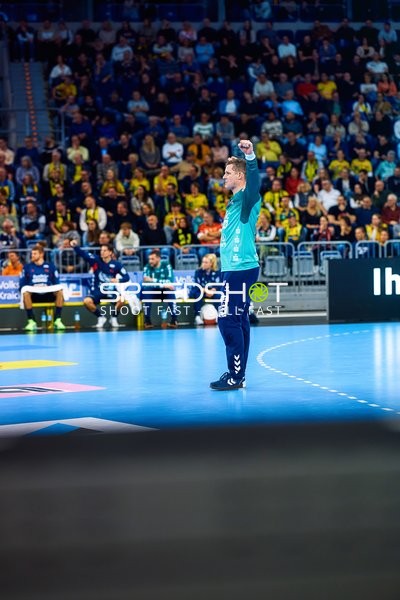 Ein Torwart von SG Flensburg Handewitt jubelt.