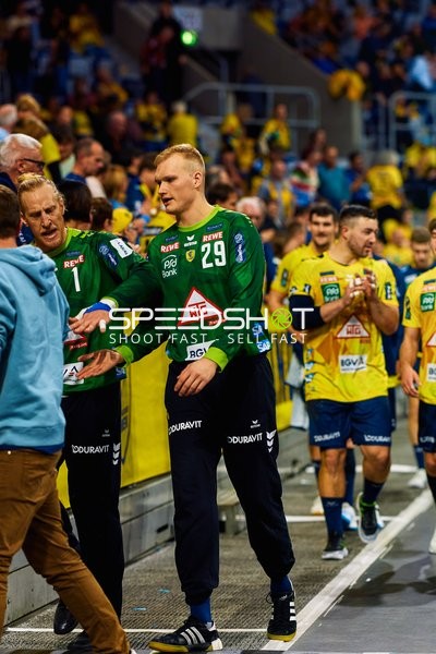 Spieler von Rhein Neckar Löwen verlassen das Spielfeld nach einem Spiel.