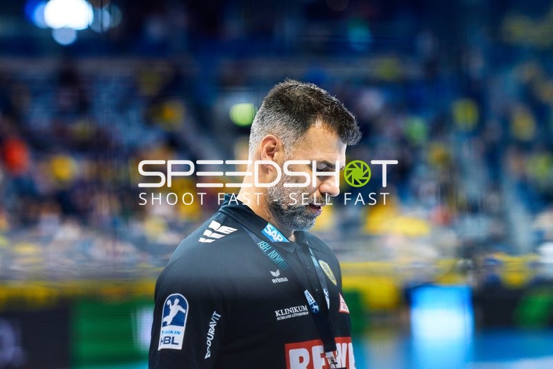 Coach in einer nachdenklichen Pose.