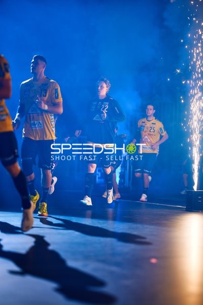 Einlauf der Spieler auf das Spielfeld