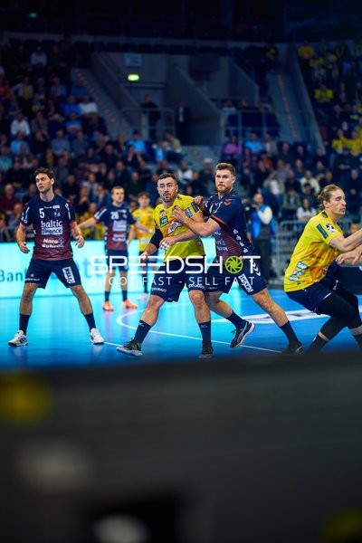 Spieler von SG Flensburg Handewitt blocken einen Angriff von Rhein Neckar Löwen