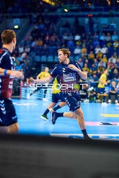 Ein Spieler von SG Flensburg Handewitt wirft den Ball in Richtung Tor.