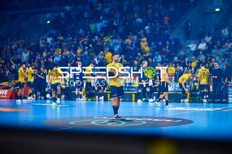 Spieler auf dem Spielfeld während einer Spielunterbrechung