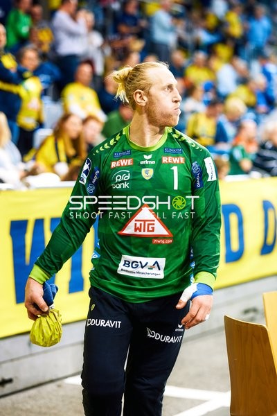 Spieler läuft am Spielfeldrand entlang.