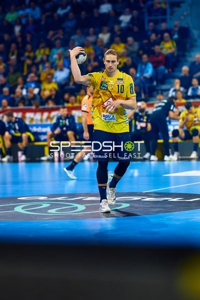 Ein Spieler von Rhein Neckar Löwen bereitet einen Wurf vor.