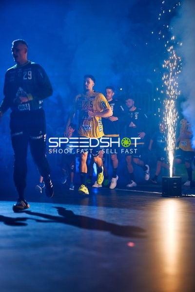 Einlauf der Spieler in die Halle unter pyrotechnischen Effekten