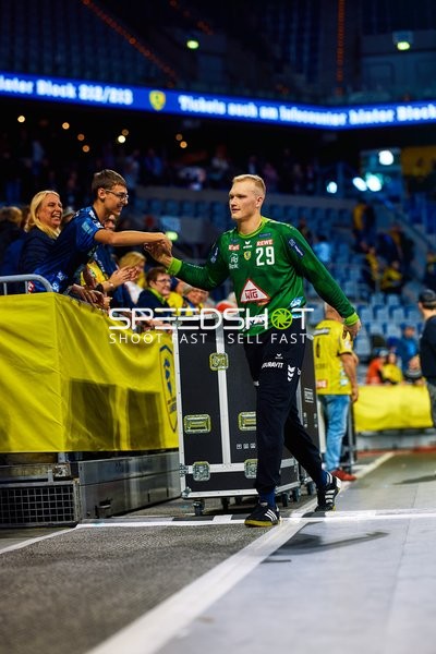 Spieler begrüßt Fans