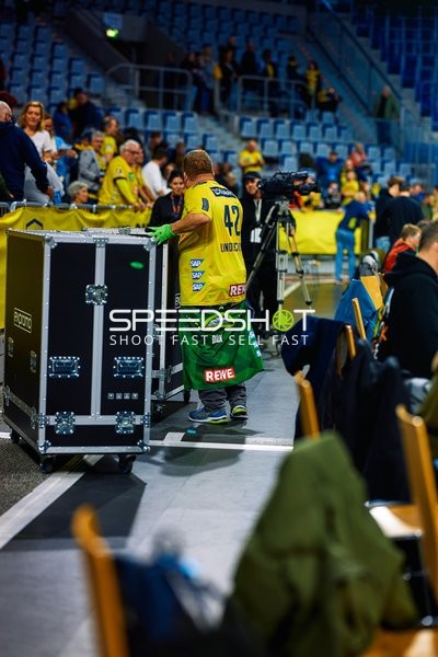 Ein Spieler der Rhein Neckar Löwen bewegt eine Ausrüstungskiste.