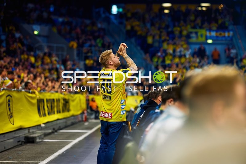 Ein Spieler von Rhein Neckar Löwen mit der Nummer 49 feiert auf dem Spielfeld.