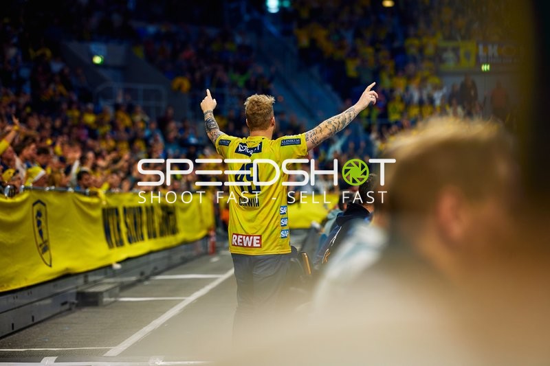 Ein Spieler der Rhein Neckar Löwen jubelt vor dem Publikum.