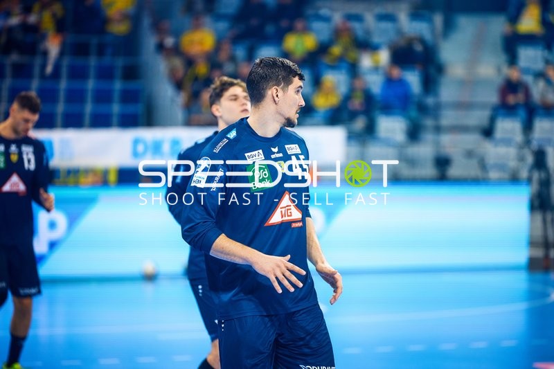 Spieler auf dem Spielfeld stehen bereit für das Spiel.