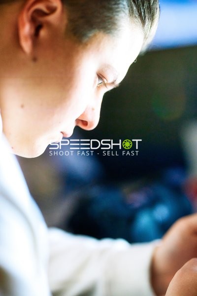 Person im Profil betrachtet etwas in den Händen