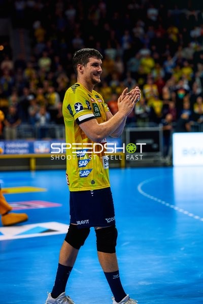 Ein Spieler von Rhein Neckar Löwen klatscht in die Hände, möglicherweise in Anerkennung oder Feier.