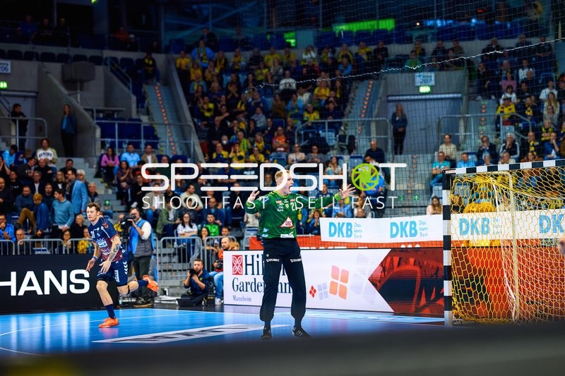 Ein Spieler von SG Flensburg Handewitt mit der Nummer 26 ist in Aktion vor dem Tor.