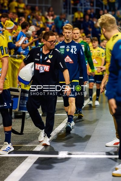 Spieler betreten das Spielfeld