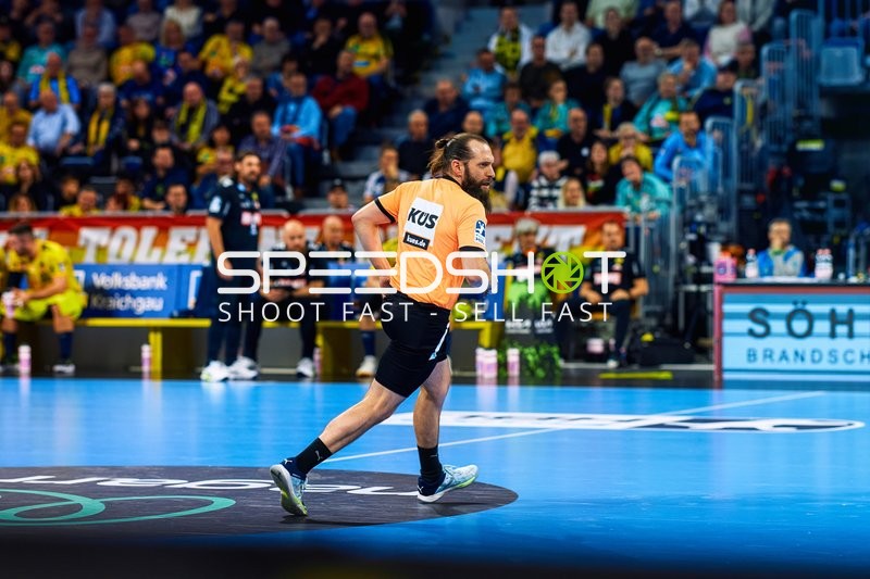 Ein Schiedsrichter läuft über das Spielfeld.