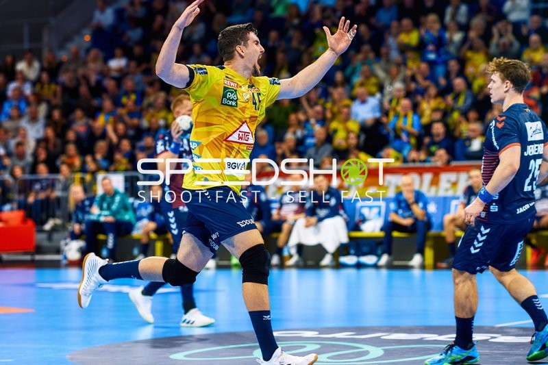 Ein Spieler der Rhein Neckar Löwen jubelt nach einem Tor.