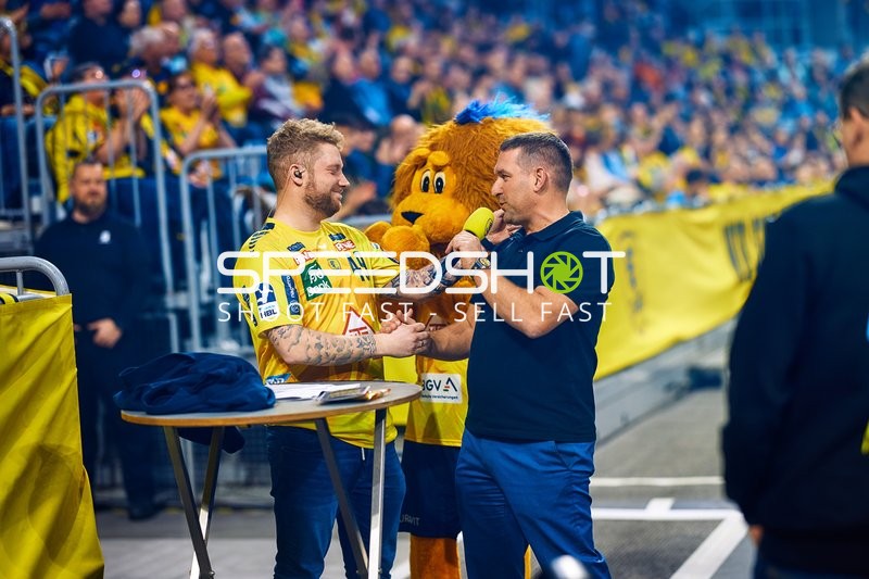 Interview oder Diskussion am Spielfeldrand