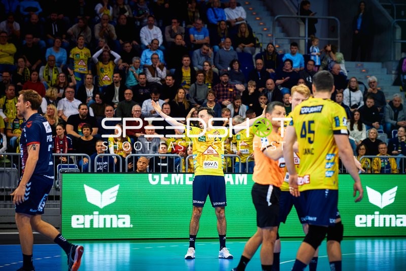 Ivan Martinović von den Rhein Neckar Löwen jubelt mit erhobenen Armen.