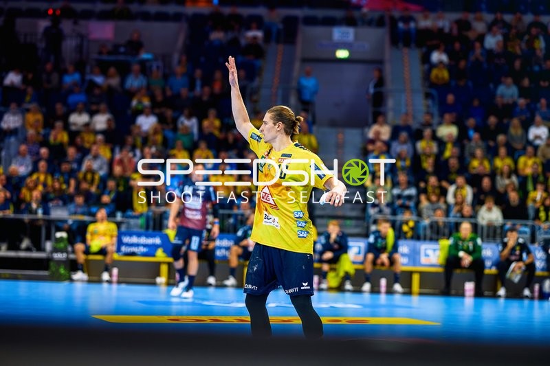 Ein Spieler von Rhein Neckar Löwen hebt die Hand während des Spiels.