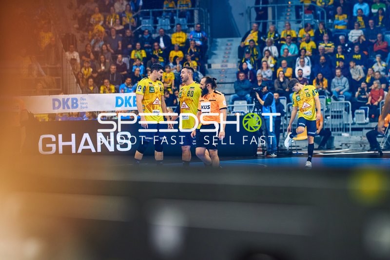 Spieler von Rhein Neckar Löwen stehen auf dem Spielfeld.