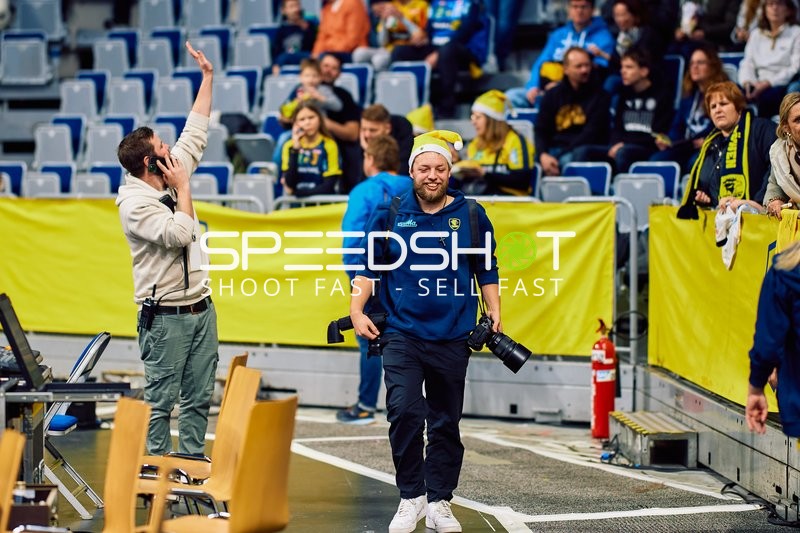 Fotograf beim Hineingehen in die Halle