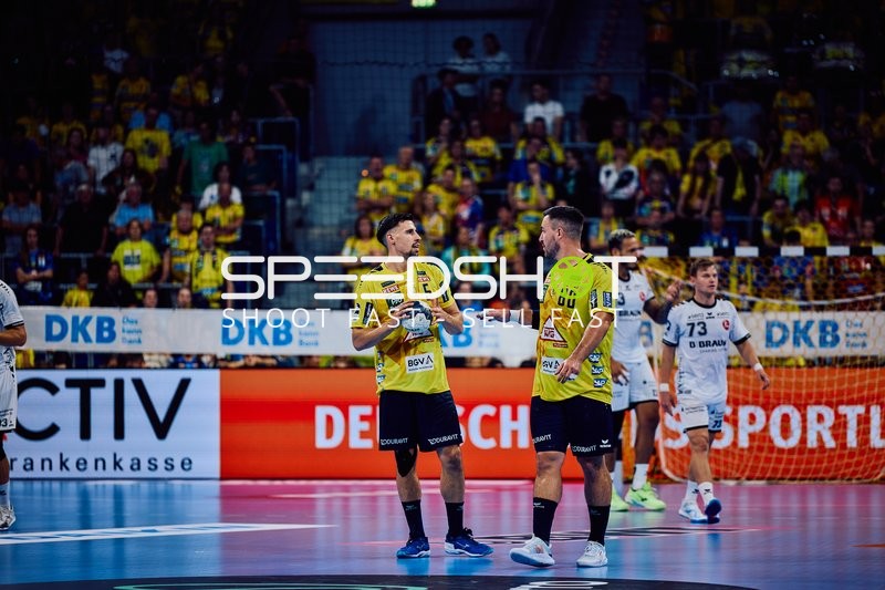 Spieler von Rhein Neckar Löwen besprechen sich auf dem Spielfeld.