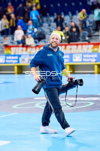 Ein Fotograf auf dem Spielfeld