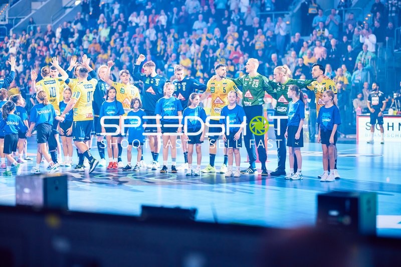 Vorstellung der Spieler auf dem Feld