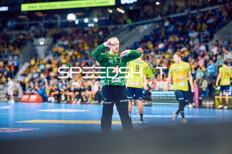 Der Torwart der Rhein Neckar Löwen beobachtet das Spielgeschehen.