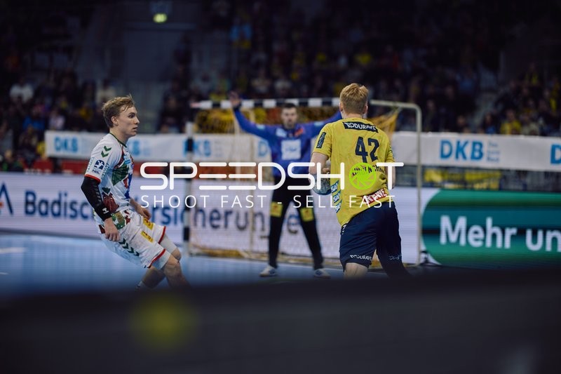 Spieler 42 der Rhein Neckar Löwen ist im Angriff und nähert sich dem Tor.