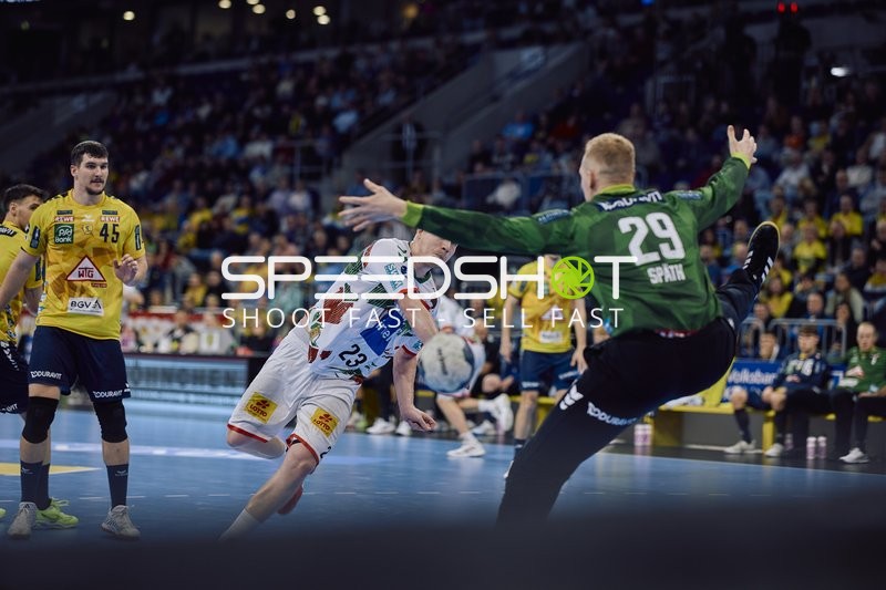 Ein Spieler von SC Magdeburg versucht ein Tor gegen den Torhüter zu erzielen.