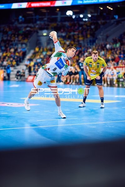 Ein Spieler des SC Magdeburg wirft den Ball.