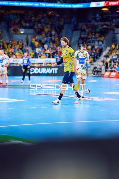 Ein Spieler von Rhein Neckar Löwen läuft über das Spielfeld.