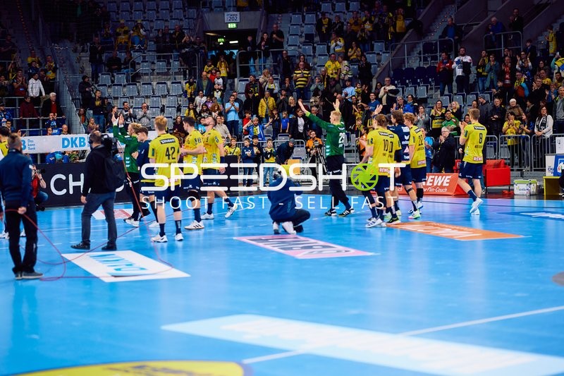 Das Team der Rhein Neckar Löwen feiert einen Sieg auf dem Spielfeld.